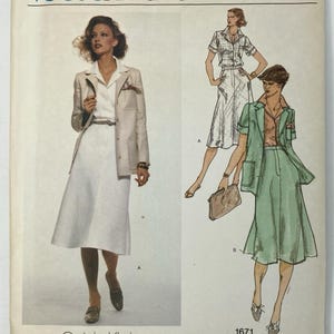 Puede incluir: Patrón de costura Vogue American Designer 1671 de Calvin Klein. El sobre presenta una fotografía e ilustraciones de un conjunto de dos piezas que consiste en una chaqueta con cuello y una falda. El diseño incluye un blazer con bolsillos.