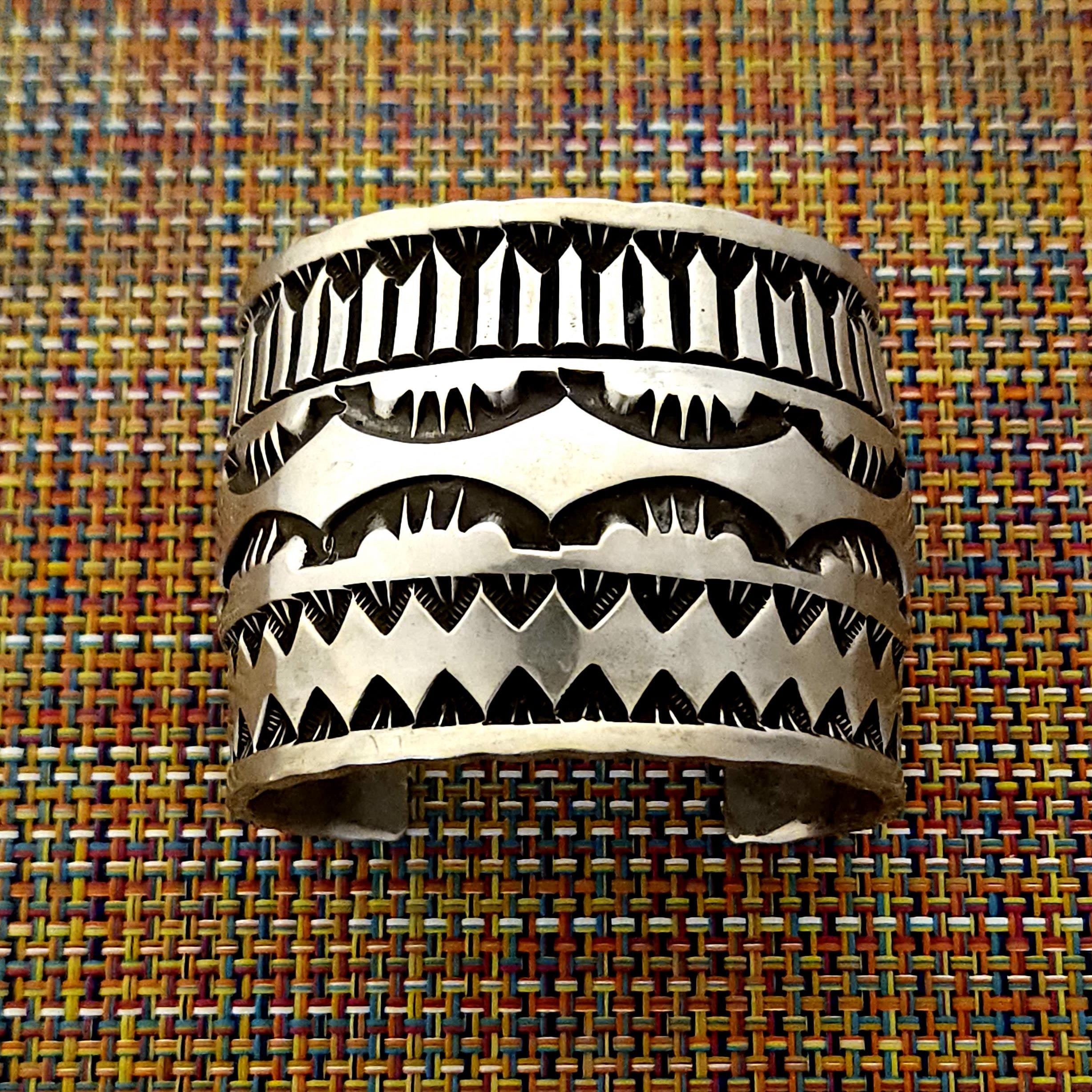 Tahe Bangle - Etsy