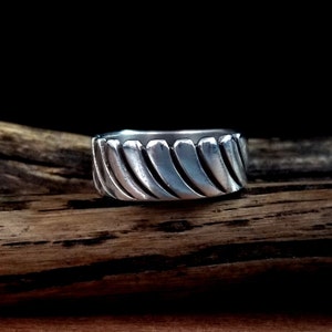 Size 5-1/2 - Navajo Steve Yellowhorse Sterling Silver  Ring - Excellent Condition