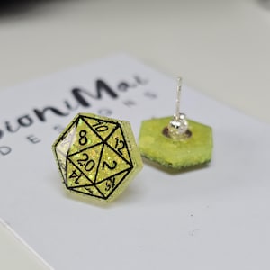 Kolczyki z żywicy D20 Natural 20 | Wielokolorowe kolczyki Geeky