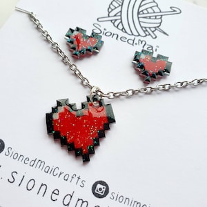 Collar de corazón de píxeles dibujado a mano