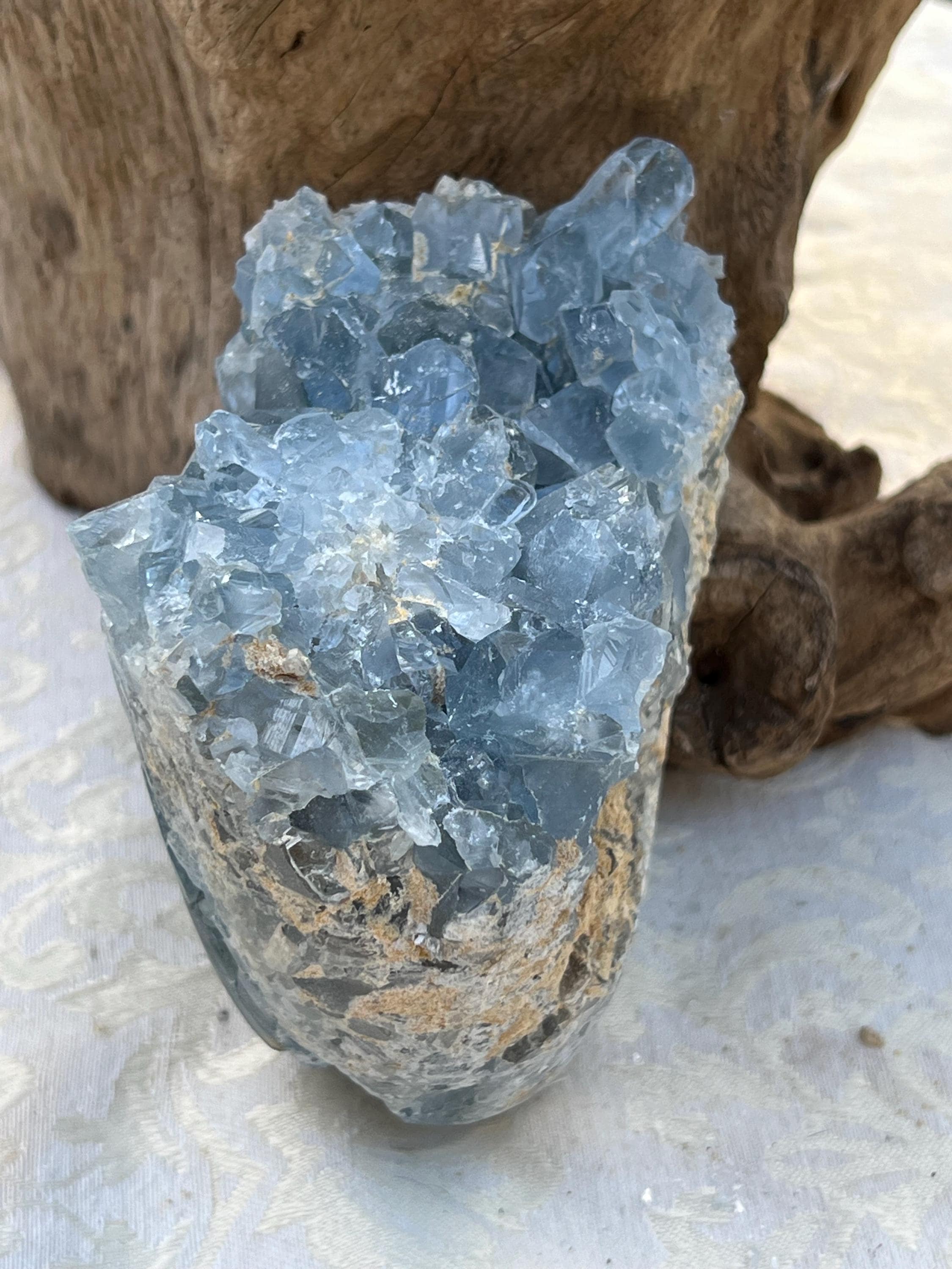 セレスタイトクラスター　ジオード Amazon.co.jp: 天然の粗いブルーセレスタイトジオード原石水晶