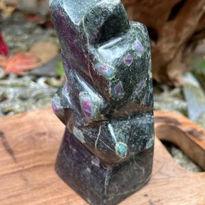 Rubiner i nefritjade Himalaya Freeform AAA+ 828g 19