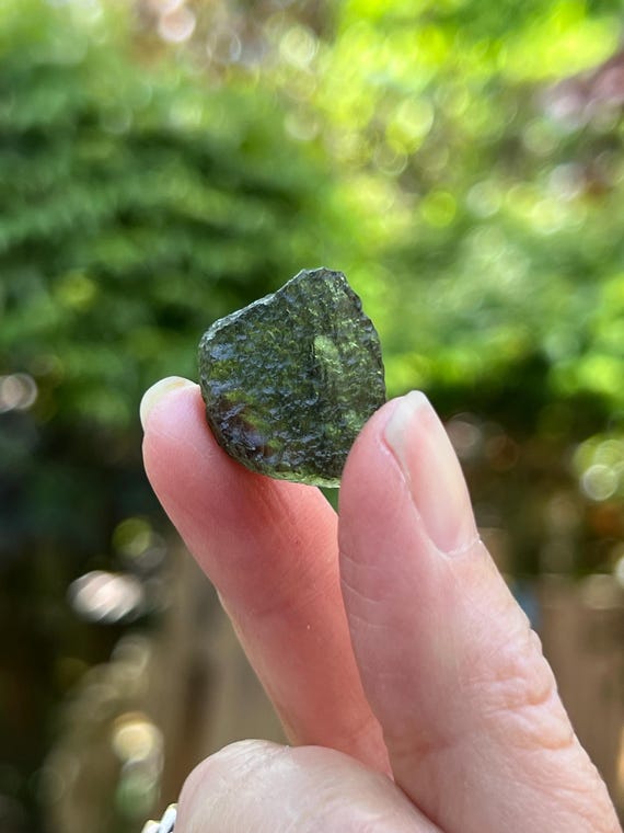 【チェコ/モルダビ産】モルダバイト チェコ共和国産]天然モルダバイト原石 - 埼玉県吉川市の天然石専門店