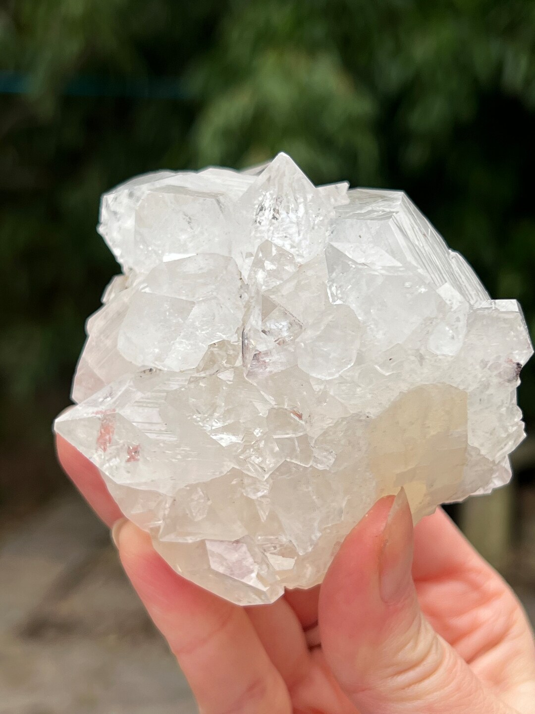 Cristaux d'apophyllite transparents pointu pierre sur matrice minéraux