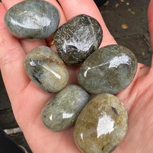 Piedra pulida de labradorita: portadora de luz/manifestación