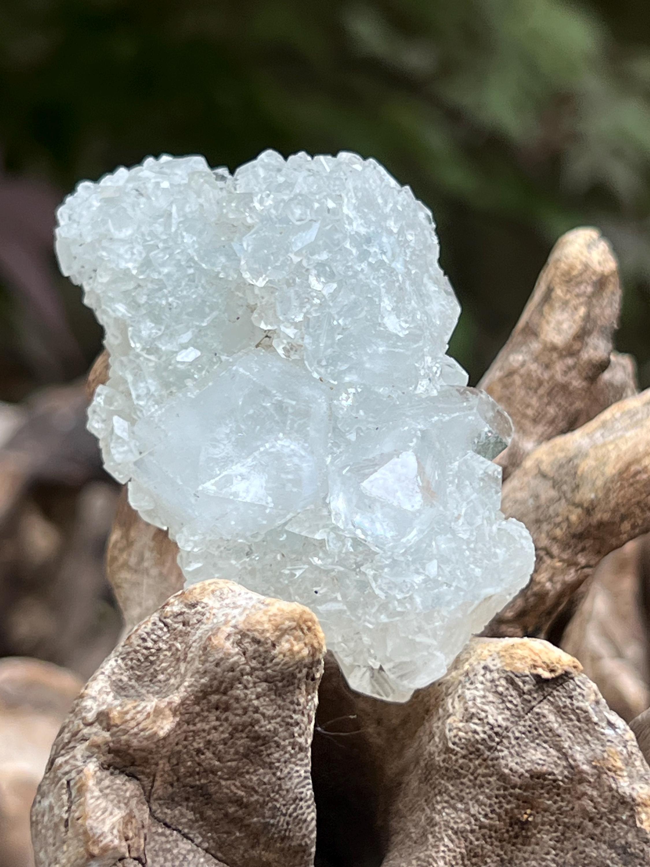 Apophyllite, pierres précieuses scintillantes, amas de cristaux pointus