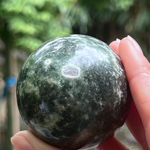 Rubiner i nefritjade Himalayakristallkula AAA+ 204 g 50 mm 6