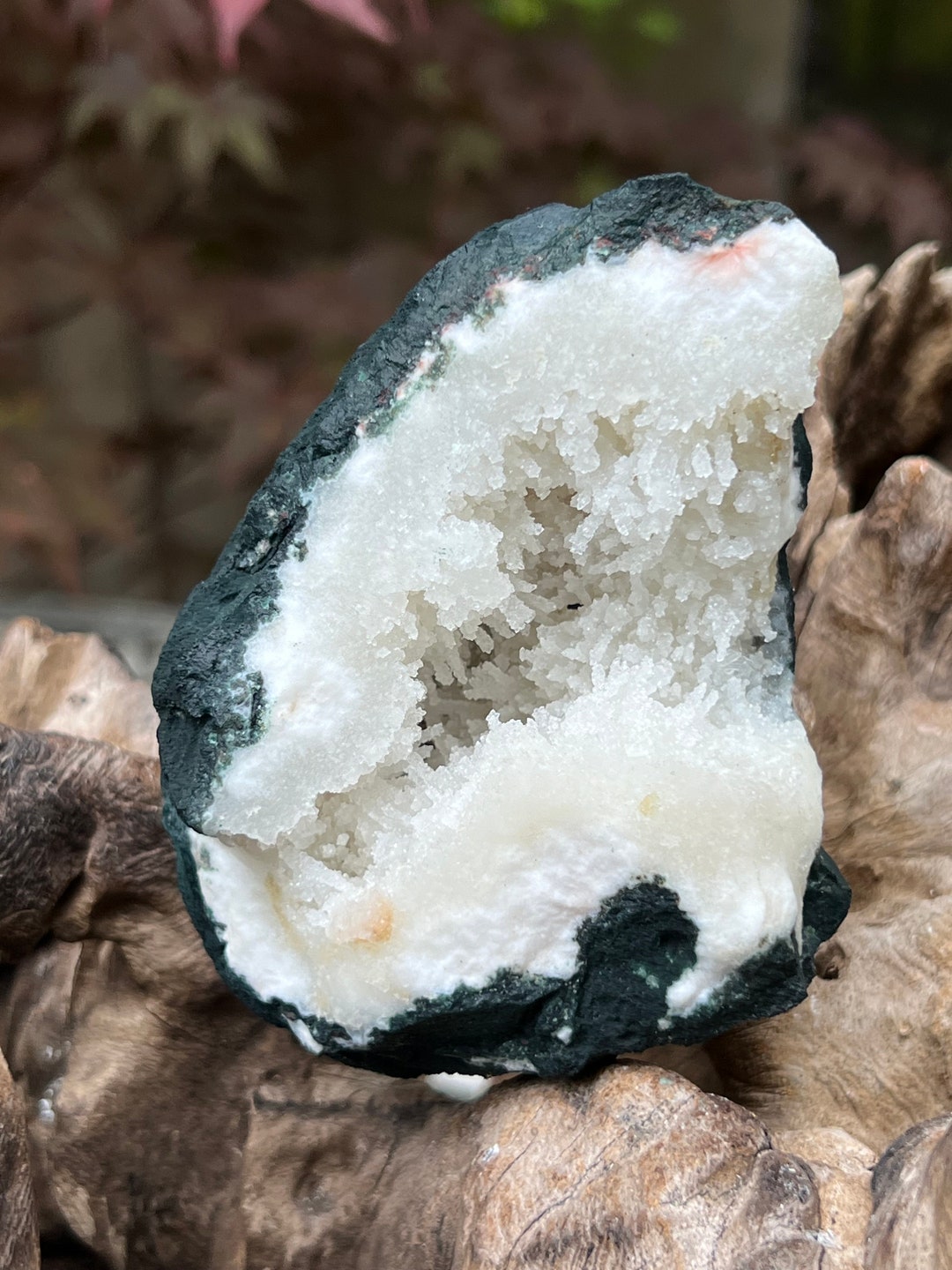 プレヒナイトホワイト天然ジオード、オレンジスティルバイトプーナ付き