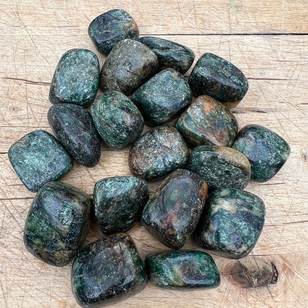 TRINITY STONE TUMBLESTONE Kyanite, Fuchsite & Garnet Large 25mm