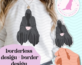 Puede incluir: Un diseño digital que presenta una figura encapuchada sosteniendo una taza de té rosa. El diseño está disponible en versión con y sin borde. El diseño es perfecto para usar en camisetas, tazas, bolsas de mano y otros productos.