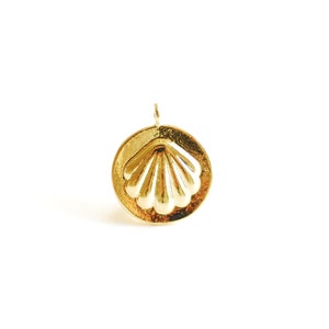 Shell Round Disc Charm- Vermeil 18k gold plated 925 Sterling Silver, Clam Charm, Tropical Pendant, Coin Charm, beach, Ocean, Seashell, 470