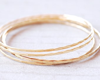Pulsera de brazalete martillada rellena de oro, fina, sencilla, para uso diario, joyería, brazalete minimalista de oro, brazalete relleno de oro de 14 quilates, regalo