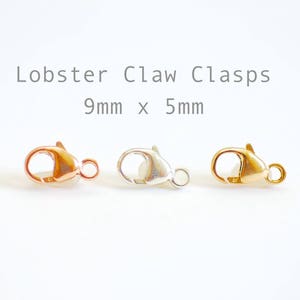 Peut inclure: Trois fermoirs à griffe de homard en trois finitions : or, argent et or rose. Chaque fermoir mesure 9 mm x 5 mm.