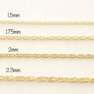 Może przedstawiać: Cztery złote łańcuszki o różnych grubościach, oznaczone 1,5 mm, 1,75 mm, 2 mm i 2,3 mm.