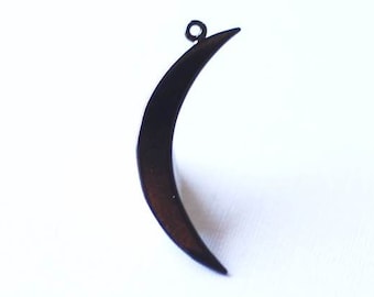 Könnte beinhalten: Ein schwarzer Metall-Halbmond-Anhänger mit einer kleinen Schlaufe oben zum Anbringen an Schmuck oder anderen Bastelarbeiten.