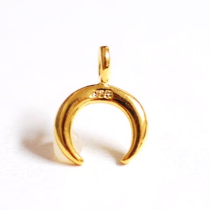2pcs oro brillante Crescent Moon Encanto- pequeño encanto de la media luna, cuerno doble, media luna de oro, encanto de cuerno diminuto, media luna al revés, letra C, 274