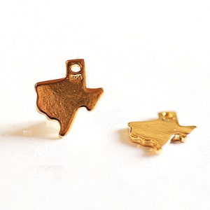 Peut inclure: Deux breloques en forme d'État du Texas de couleur dorée. Les breloques sont petites et ont un trou en haut pour les attacher à des bijoux.