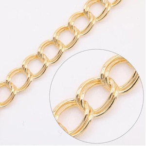 Puede incluir: Collar de cadena de oro con un diseño de cadena de doble eslabón. La cadena está hecha de pequeños eslabones redondos que se entrelazan.