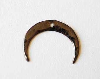 Könnte beinhalten: Ein schwarzer Metall-Halbmond-Anhänger mit einem kleinen Loch oben zum Aufhängen.