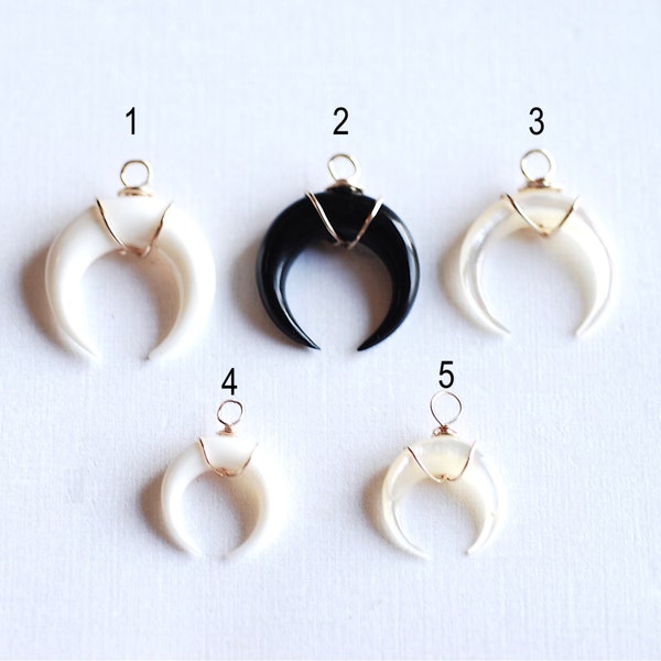 Doble cuerno crescent Luna encanto colgante- a mano tallado cuerno de búfalo, un agujero perforado, oro Crescent Moon Encanto, alambre envuelto Cuerno de la luna