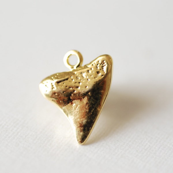 Oro Vermeil oro Shark Tooth - 18 carati lucido placcato sopra Sterling Silver Shark tooth, dente piccolo squalo, dente di squalo collana pendente, 73