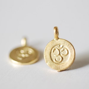 2pcs Matte Vermeil Gold Spiritual Yoga Ohm Om Symbol Charm -18kt gold plated over Sterling Silver Om tag pendants, Gold Ohm om disc, 35