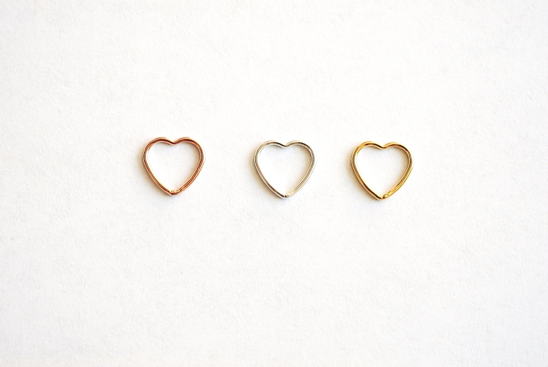 Puede incluir: Tres aros en forma de coraz&oacute;n en diferentes acabados met&aacute;licos: oro rosa, plata y oro.