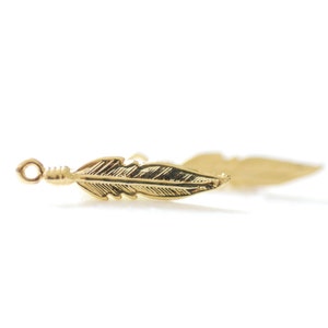 2 dijes de pluma de oro vermeil - chapados en oro de 18 k sobre plata de ley, dijes de plumas de pájaro pequeñas de oro vermeil, dijes de plumas tribales, 15