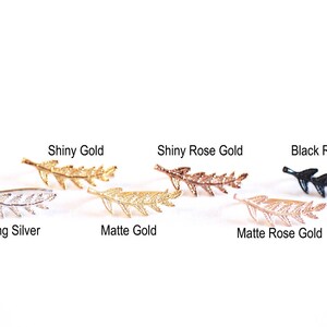 Pu&ograve; includere: Sette orecchini a forma di foglia in diverse finiture: argento sterling, oro lucido, oro opaco, oro rosa lucido, oro rosa opaco e rodio nero.