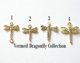 Op de afbeelding: Vier gouden libellenbedels met verschillende ontwerpen. De bedels zijn genummerd van 1 tot en met 4. De tekst "Vermeil Dragonfly Collection" staat onder de bedels.