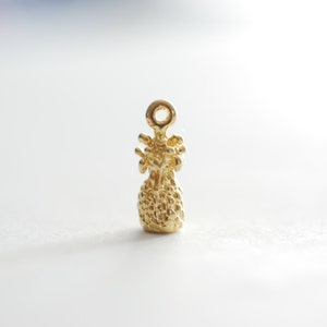 Encanto de piña de oro vermeil brillante- oro de 18k chapado sobre plata de ley, colgante de encanto de piña hawaiana, encanto de piña, encanto de la fruta
