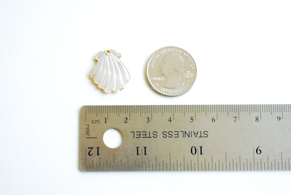 マザーオブパール ホタテ貝ペンダント - 22K ゴールド電気メッキリム