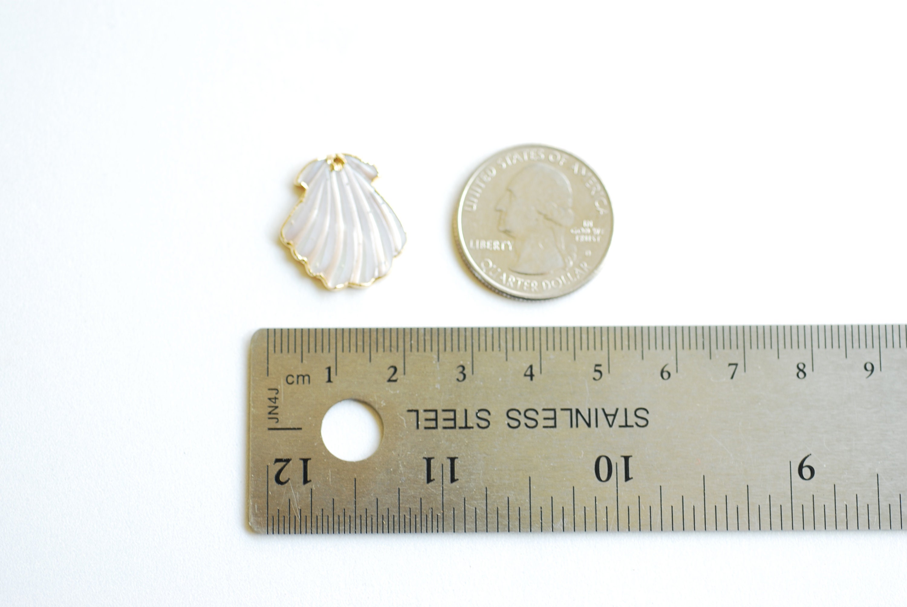 マザーオブパール ホタテ貝ペンダント - 22K ゴールド電気メッキリム