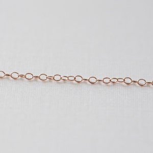 Puede incluir: Un collar de cadena de oro rosa. La cadena est&aacute; hecha de peque&ntilde;os eslabones ovalados.