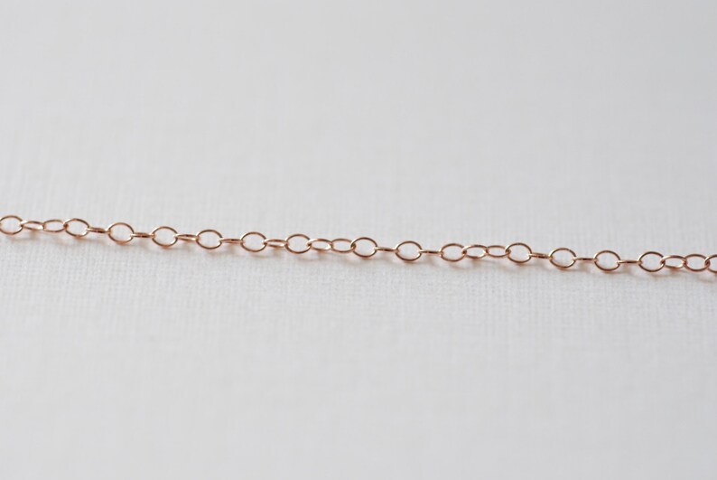 Puede incluir: Un collar de cadena de oro rosa. La cadena est&aacute; hecha de peque&ntilde;os eslabones ovalados.