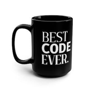 Könnte beinhalten: Eine schwarze Keramik-Kaffeetasse mit einer weißen Aufschrift, die "BEST CODE EVER." lautet.