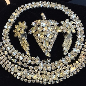 Vintage Weiss Halskette, Armband, Brosche, Ohrringe Schmuck viel ~ kristallklare Ice Strass Silber Ton ~ signiert
