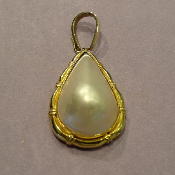 GENUINE MOBE PEARL Pendant, large 14k gold, Estate sale size 1 inch wide by 1 &3/4 long, gold loop for chain ,circa 1980 ,Fortunoff store