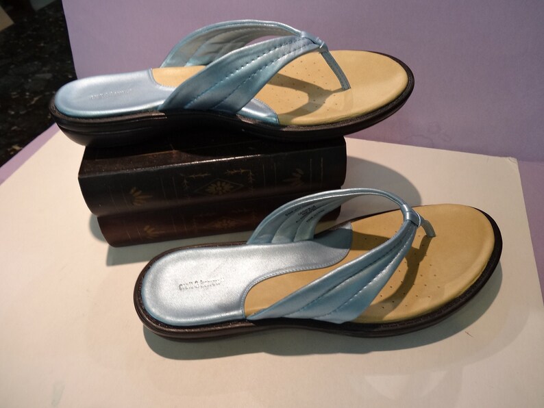 perfect condition circa 1990s WOMEN/'S TONG SANDALS Silver blue size 9.5 usa rubber sles and leather