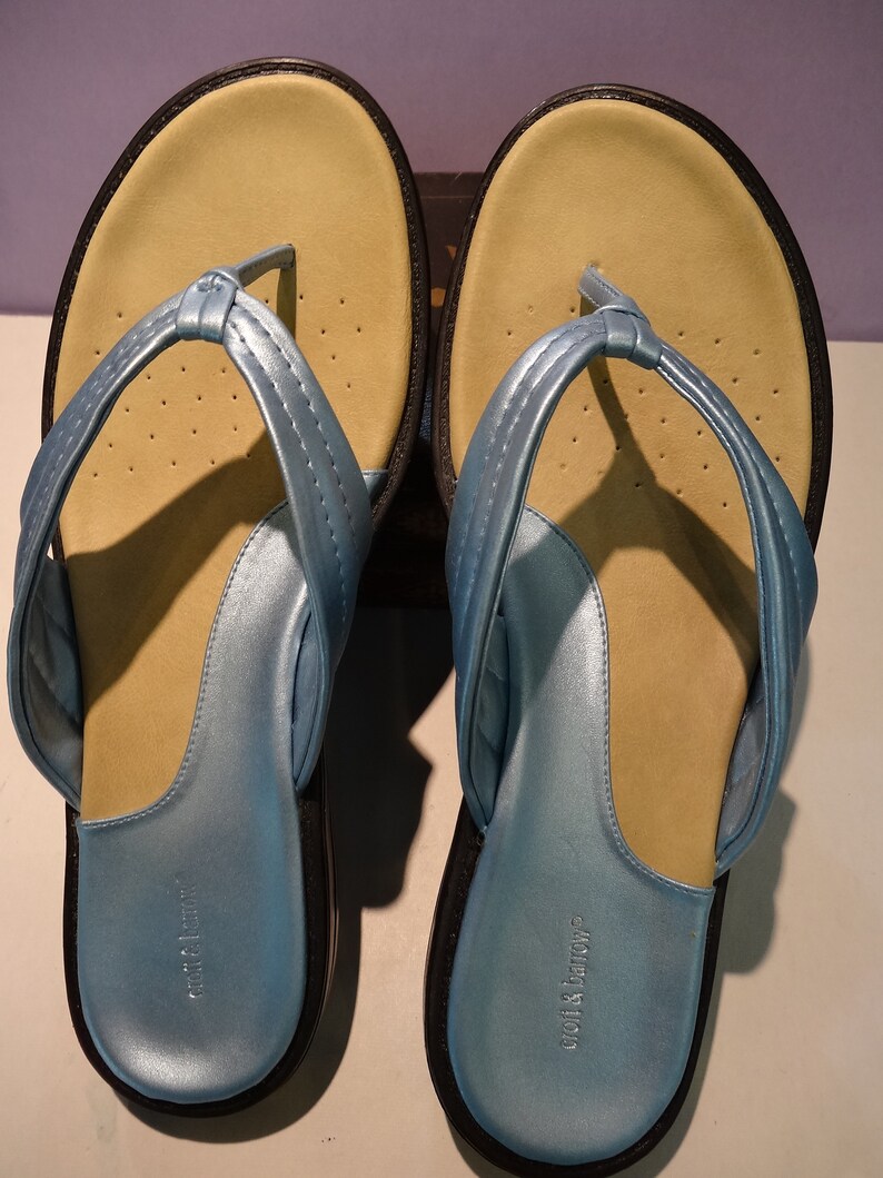 perfect condition circa 1990s WOMEN/'S TONG SANDALS Silver blue size 9.5 usa rubber sles and leather