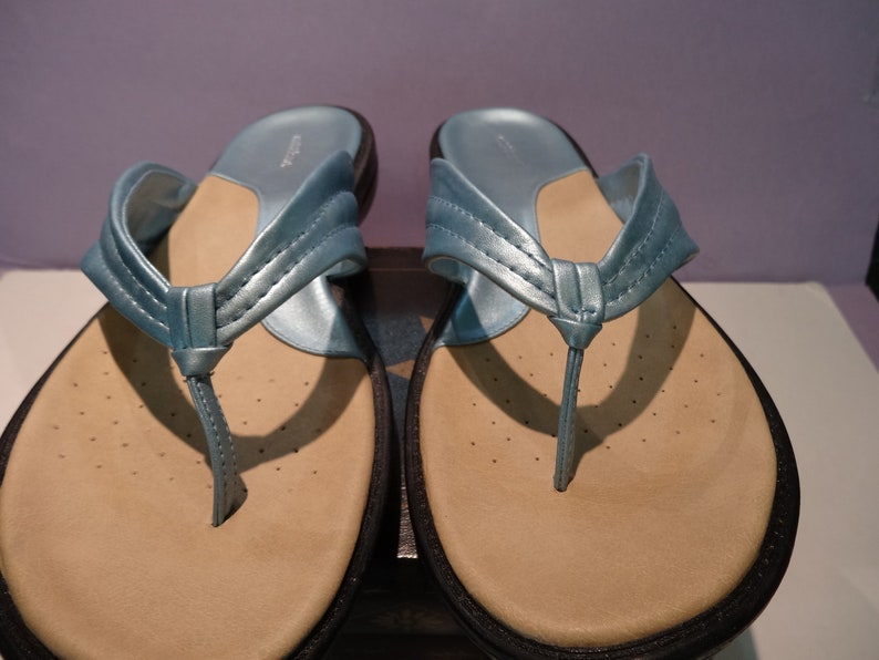 perfect condition circa 1990s WOMEN/'S TONG SANDALS Silver blue size 9.5 usa rubber sles and leather
