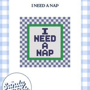 Op de afbeelding: Een kruissteekpatroon met de tekst I NEED A NAP in donkerblauwe blokletters. Het ontwerp is gecentreerd binnen een felgroene vierkante rand, omringd door een blauw-wit geblokt kader. De tekst I NEED A NAP staat bovenaan afgebeeld.