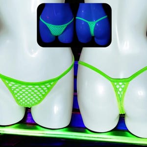 Puede incluir: Ropa interior de malla verde con un fino ribete verde brillante. La ropa interior se muestra en un maniquí blanco.