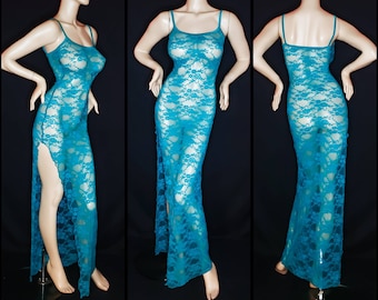 Puede incluir: Un vestido largo hasta el suelo, sin mangas, confeccionado en encaje floral transparente de color verde azulado. La prenda presenta tirantes finos, un escote redondo y aberturas laterales altas que se extienden desde el dobladillo hasta el muslo.