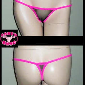 Puede incluir: Ropa interior de malla negra con ribete rosa. La ropa interior se muestra en un maniquí blanco.