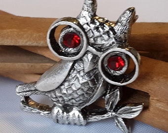 Vintage geleerde uilbroche met rode kristallen ogen