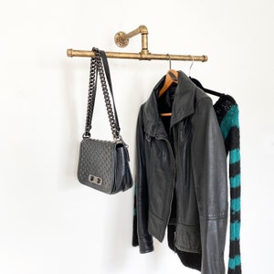 Perchero flotante con barra en T para ropa y accesorios / Barra rústica para ropa / Almacenamiento multiusos para armario / Decoración estilo granja con tuberías industriales
