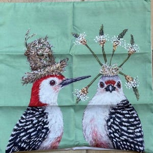 Funda de almohada de 45 x 45 cm con pájaros adorables, sombreros divertidos, nido y flores.