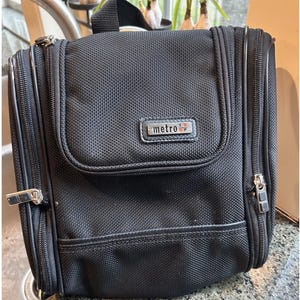 Nie benutzte schwarze hängende Kulturtasche